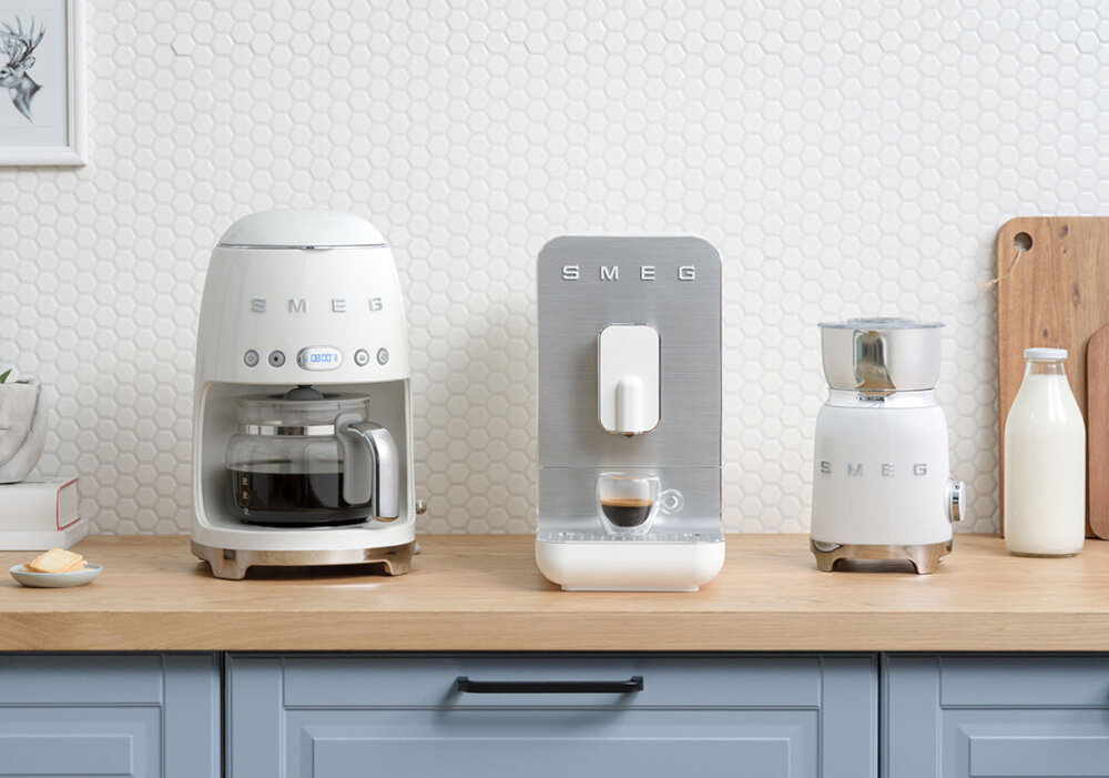 Ekspres SMEG BCC11WHMEU 18 cm szerokości wygląd prezentacja wizualizacja design tło Codzienna kawa pod kontrolą