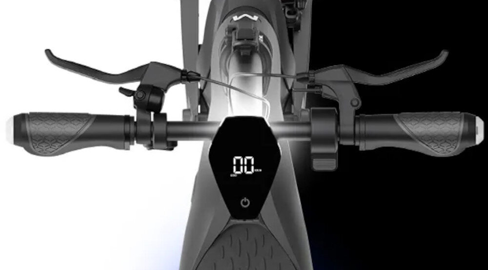 Widok z góry na kierownicę hulajnogi elektrycznej z wyświetlaczem pokazującym \'00\'. Kierownica posiada teksturowane uchwyty i dźwignie hamulca po obu stronach.