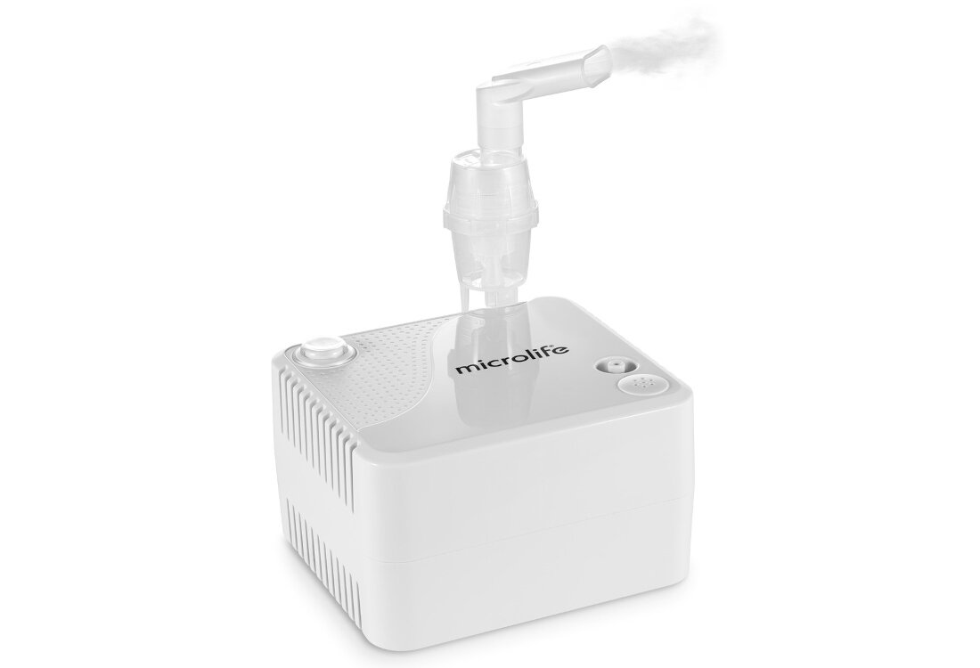 Na obrazie widoczny jest biały inhalator nebulizator z logo \'microlife\' na górnej powierzchni. Urządzenie emituje parę przez przezroczysty ustnik.