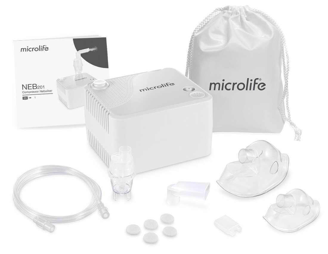 Na obrazie znajduje się inhalator nebulizator pneumatyczny z akcesoriami, w tym maskami, rurką i filtrem. Widoczne są również opakowanie i worek z logo \'microlife\'.