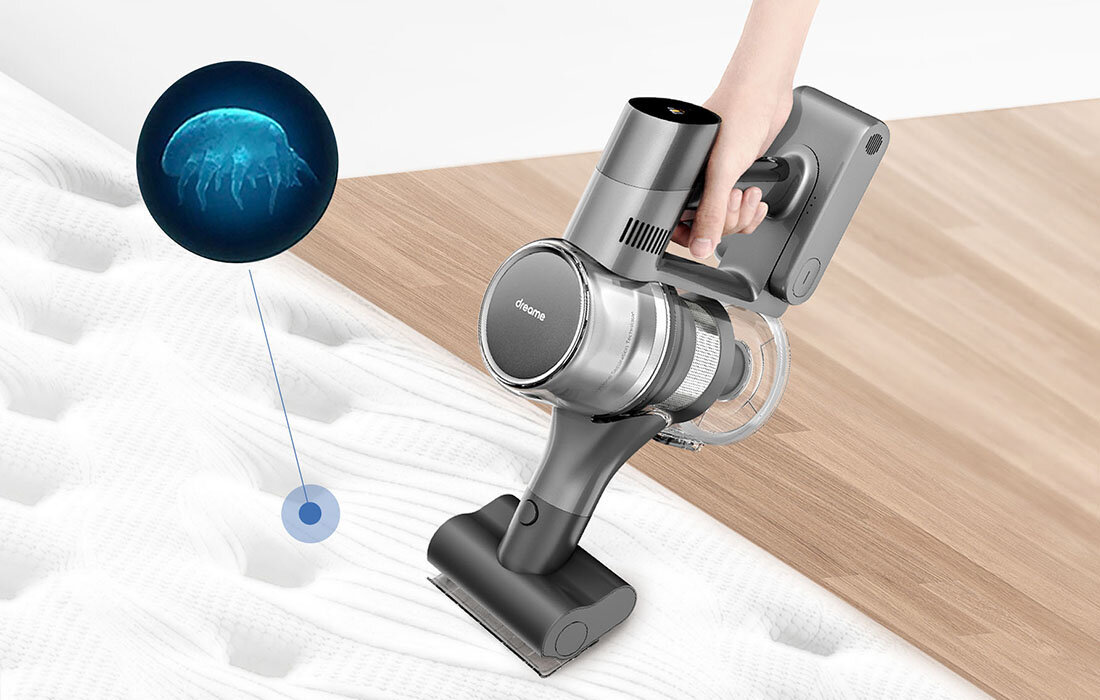 Osoba trzyma odkurzacz bezprzewodowy, który odkurza powierzchnię materaca. Obok widoczna jest grafika przedstawiająca powiększony obraz roztocza.