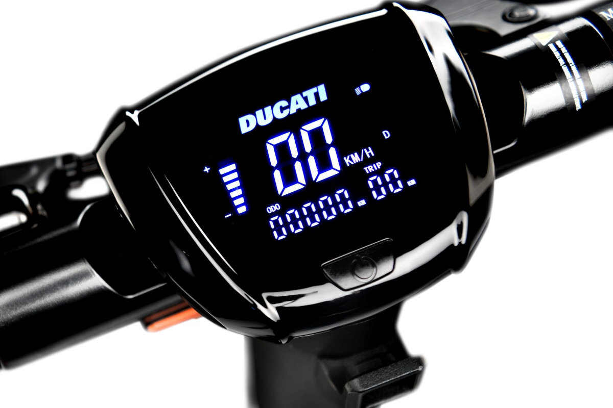 Wyświetlacz hulajnogi elektrycznej z logo DUCATI pokazuje prędkość 00 KM/H oraz przebieg 00000.00. Panel jest czarny z białymi cyframi i literami.