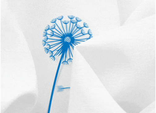 Obraz przedstawia niebieski rysunek dmuchawca na białym tle, przypominającym złożoną tkaninę.