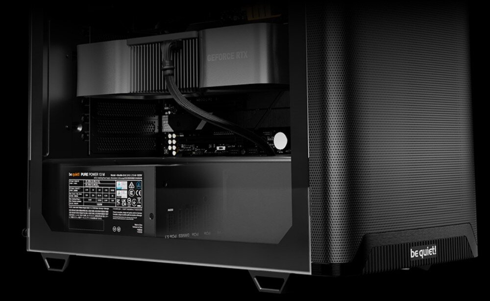 Zasilacz BE QUIET! Pure Power 13 M wnętrze obudowy komputerowej z zamontowanym zasilaczem w dolnej części oraz kartą graficzną połączoną pojedynczym czarnym przewodem