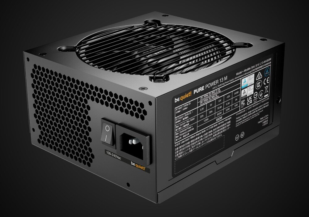 Zasilacz BE QUIET! Pure Power 13 M widok na tylną i boczną część zasilacza z gniazdem zasilania, włącznikiem, perforacją w kształcie plastra miodu oraz tabliczką znamionową z parametrami technicznymi