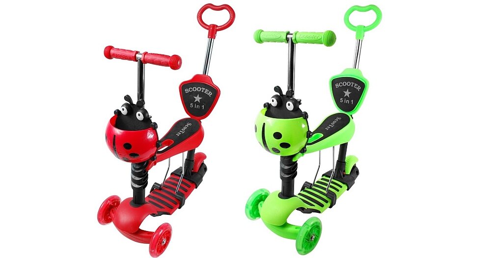 Na obrazie znajdują się dwie dziecięce hulajnogi w kształcie biedronek, jedna czerwona, druga zielona. Na każdej z nich widnieje napis \'SCOOTER 5 in 1\'.