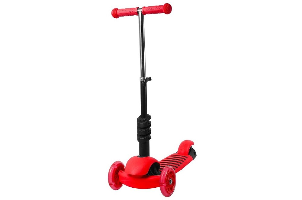 Czerwona hulajnoga dziecięca z trzema kołami i czarną kierownicą. Posiada antypoślizgowy podest i regulowaną wysokość kierownicy.