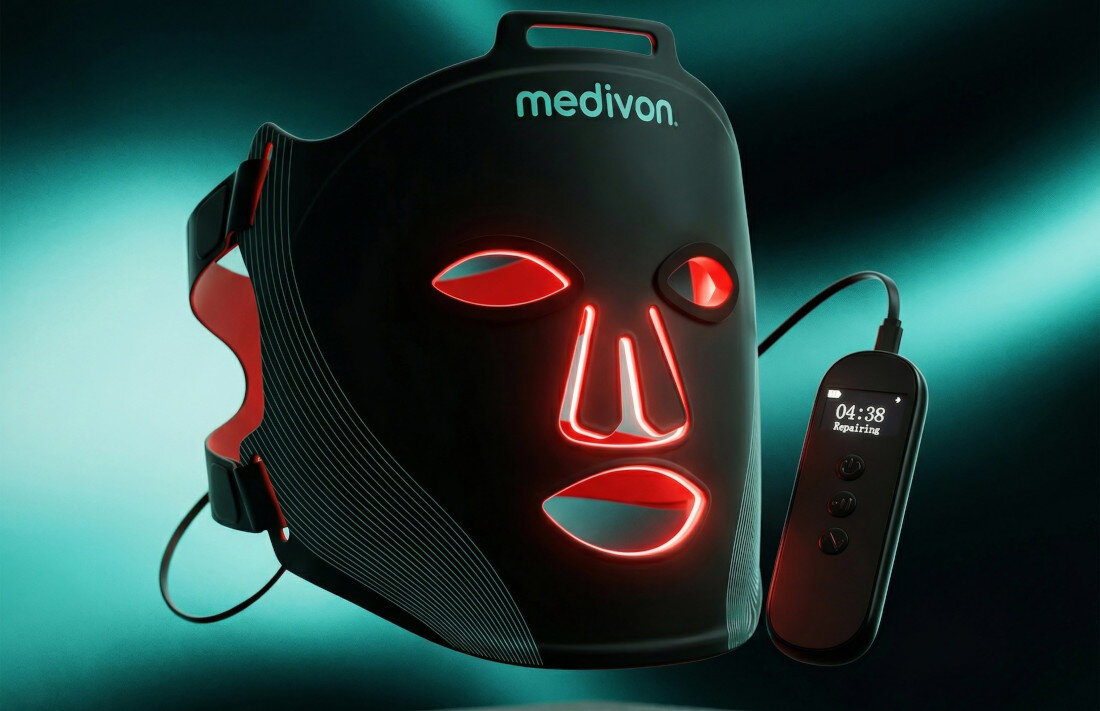 Czarna maska LED z czerwonymi podświetleniami w kształcie oczu, nosa i ust, z logo \'medivon\' na górze. Obok maski znajduje się czarny pilot z wyświetlaczem pokazującym \'04:38 Reguła 1 Fine\'.