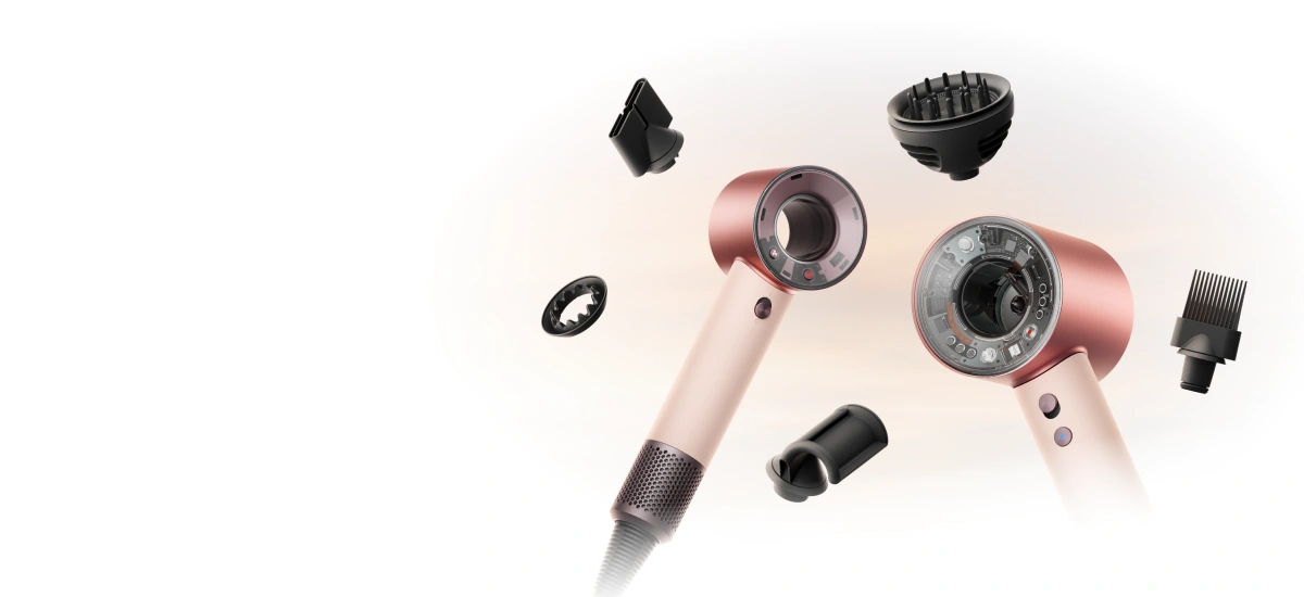 Suszarka Supersonic Travel pokazana w dwóch ujęciach i z luźno ułożonymi końcówkami m.in.: koncentrator, dyfuzor, grzebień