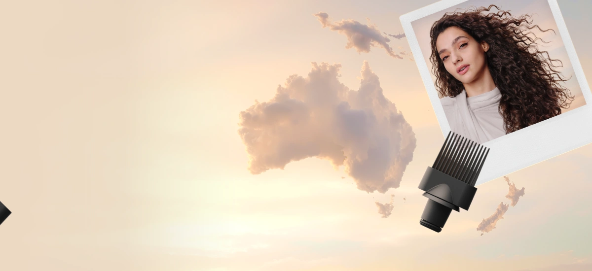 Zdjęcie modelki z kręconymi włosami w białej ramce. Obok jest grzebień, a w tle chmura w formie Australii.