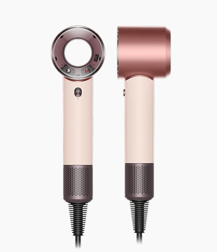 Suszarka Dyson Supersonic Travel w kolorze różowym, pokazana w dwóch ujęciach: od frontu i z boku