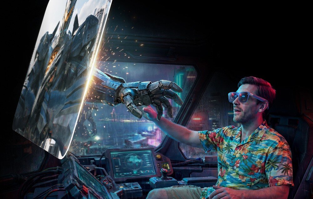 Okulary XREAL 1S Mężczyzna w okularach AR XREAL obsługuje wirtualny ekran w kokpicie robota.