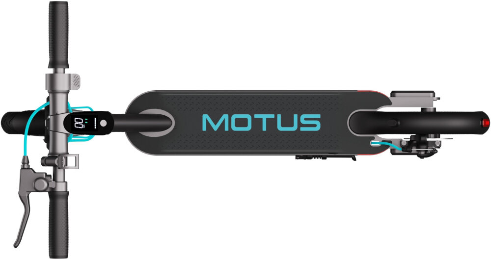 Widok z góry na szarą hulajnogę elektryczną z napisem \'MOTUS\' na podeście. Kierownica wyposażona jest w wyświetlacz cyfrowy oraz dźwignię hamulca.