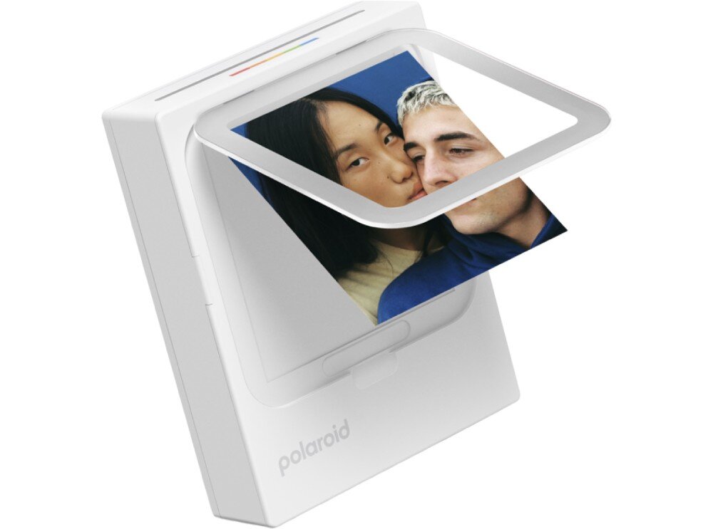 Drukarka POLAROID Hi-Print 3x3 Urządzenie do drukowania zdjęć z otwartą klapką, pod którą umieszczono fotografię pary ludzi