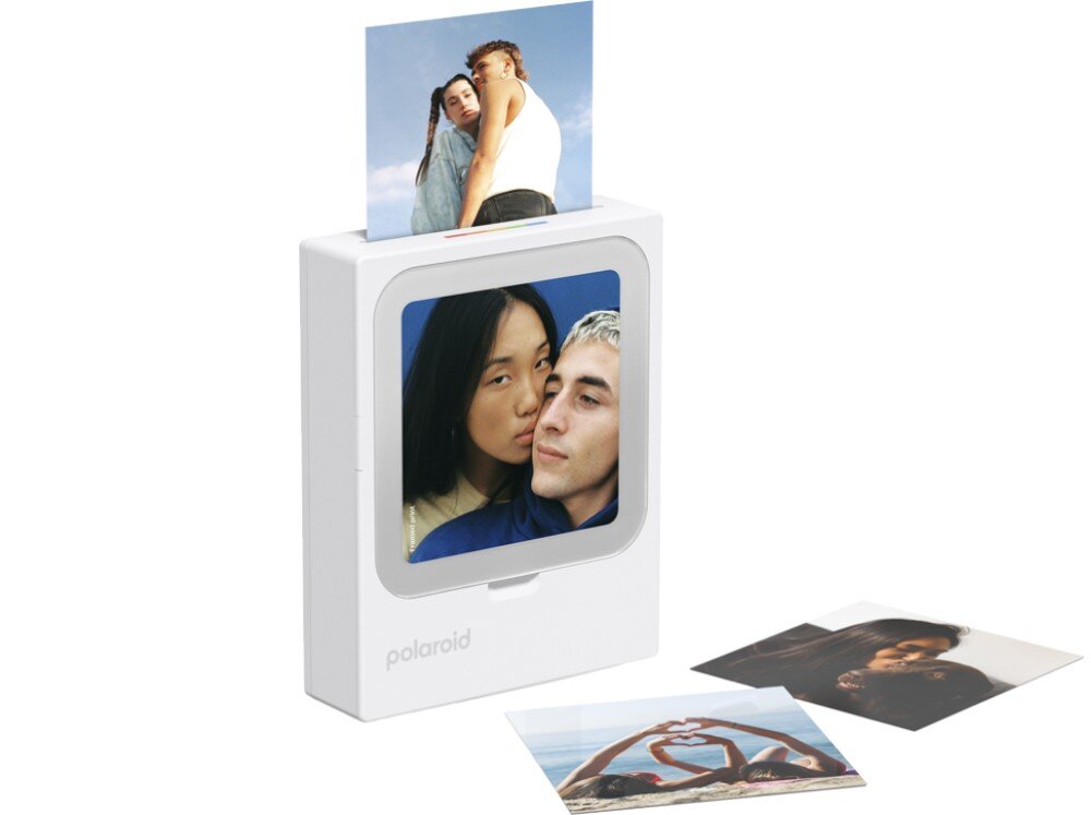 Drukarka POLAROID Hi-Print 3x3 Przenośna drukarka fotograficzna z wysuniętym zdjęciem oraz dwoma wydrukowanymi fotografiami leżącymi obok