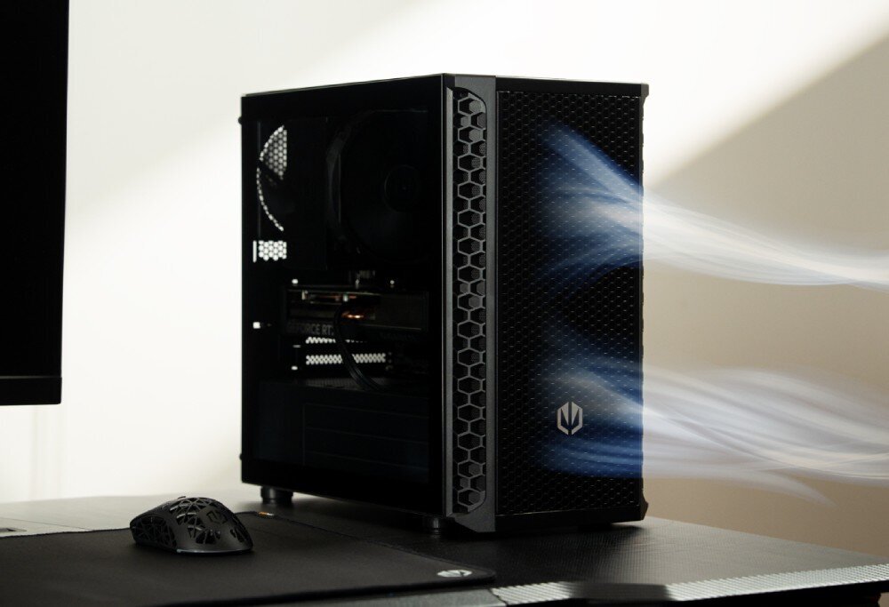 Komputer MAD DOG ENDORFY-M30AIR-A05WB16WH Widok na czarną obudowę komputerową z bliska z przednim panelem o strukturze drobnej siatki