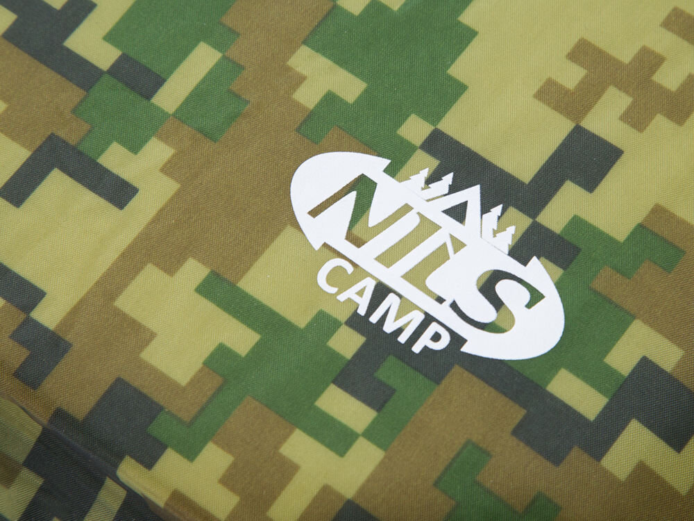 Obraz przedstawia materiał w kamuflażowym wzorze z widocznym białym logo \'NILS CAMP\'.