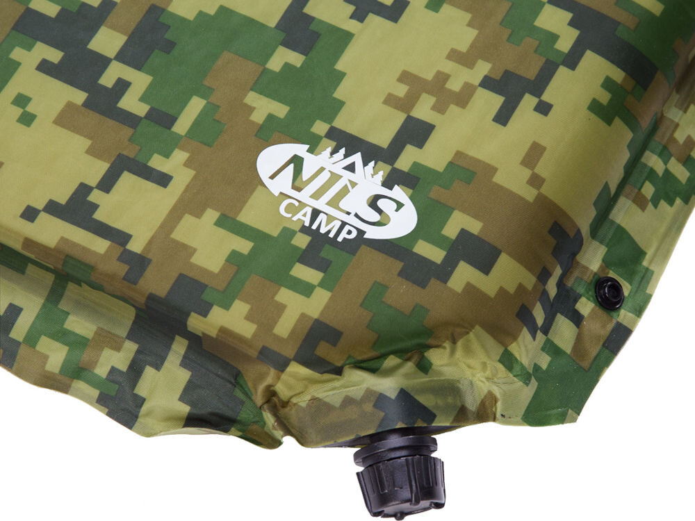 Mata w kolorze moro z logo \'NILS CAMP\' oraz widocznym zaworem do pompowania.