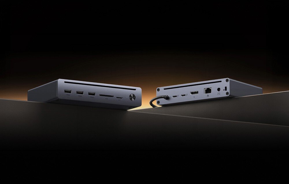 Stacja dokująca UGREEN Maxidok U712 Dwie stacje dokujące Ugreen pokazane pod kątem, prezentujące rozmieszczenie portów z przodu i z tyłu obudowy