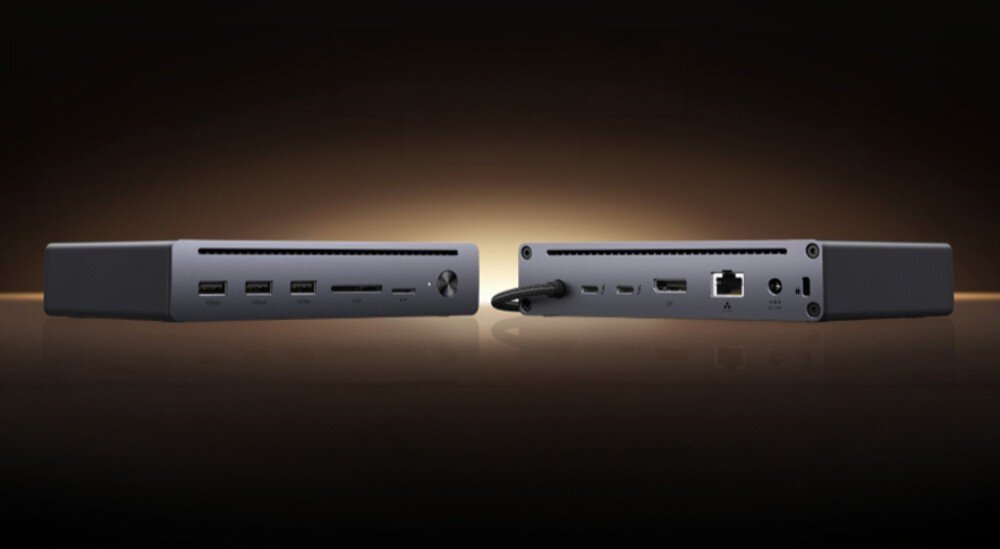 Stacja dokująca UGREEN Maxidok U712 Widok na przedni i tylny panel szarej stacji dokującej z licznymi wejściami USB, kart SD i wideo