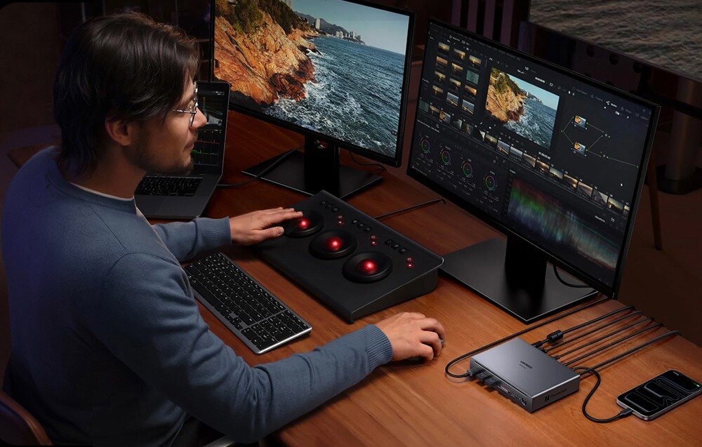 Stacja dokująca UGREEN Maxidok U712 Mężczyzna przy biurku edytuje wideo, używając stacji dokującej połączonej z monitorami i akcesoriami