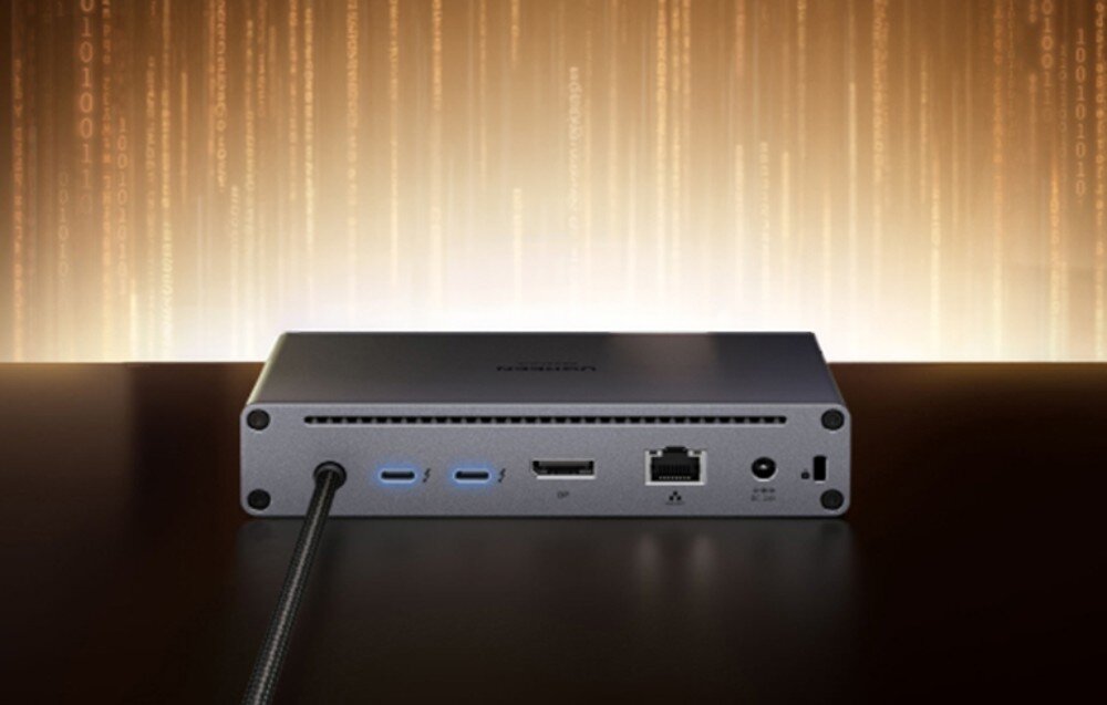 Stacja dokująca UGREEN Maxidok U712 Tył stacji dokującej Ugreen z portami Thunderbolt, DP i Ethernet na tle cyfrowych kaskad światła