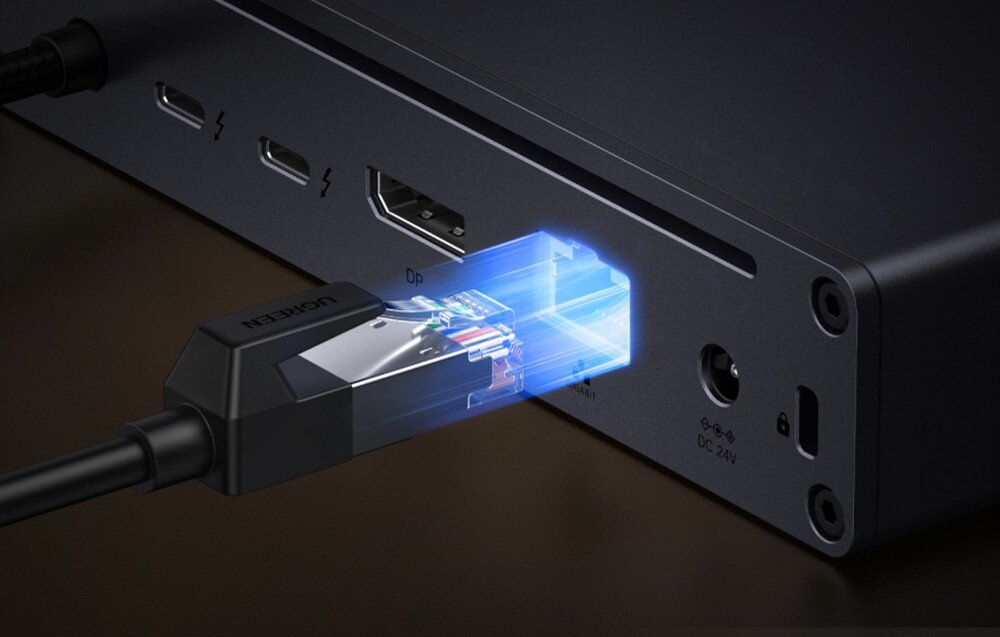 Stacja dokująca UGREEN Maxidok U712 Zbliżenie na podświetlony port Ethernet w stacji dokującej Ugreen podczas podłączania czarnego kabla sieciowego