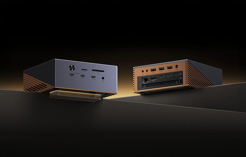 Na obrazie widoczne są dwie stacje dokujące o nowoczesnym designie, z różnymi portami na przednich panelach. Obudowy mają metaliczne wykończenie z elementami w kolorze miedzianym.