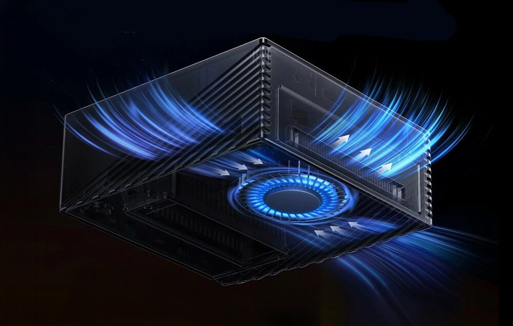 Obraz przedstawia stację dokującą z widocznym efektem świetlnym w kolorze niebieskim, sugerującym przepływ powietrza. Urządzenie ma ciemną obudowę z wyraźnymi liniami i otworami wentylacyjnymi.