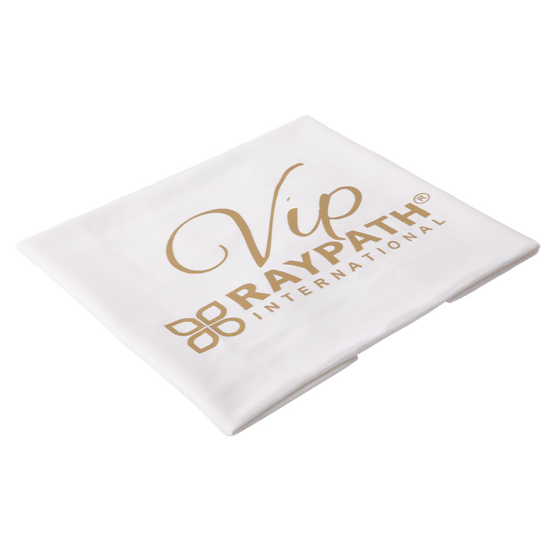 Biały ręcznik z nadrukiem \'Vip RAYPATH INTERNATIONAL\' w kolorze złotym.