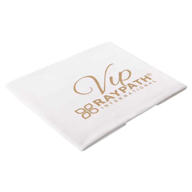Biały ręcznik z nadrukiem \'Vip RAYPATH INTERNATIONAL\' w kolorze złotym.