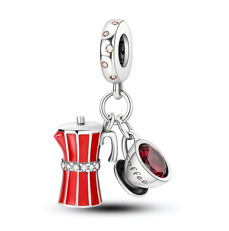 Zawieszka charms składająca się z czerwonej kawiarki z białymi detalami oraz filiżanki z napisem \'coffee\' i czerwonym kamieniem. Elementy są zawieszone na srebrnym kółku ozdobionym małymi kamieniami.