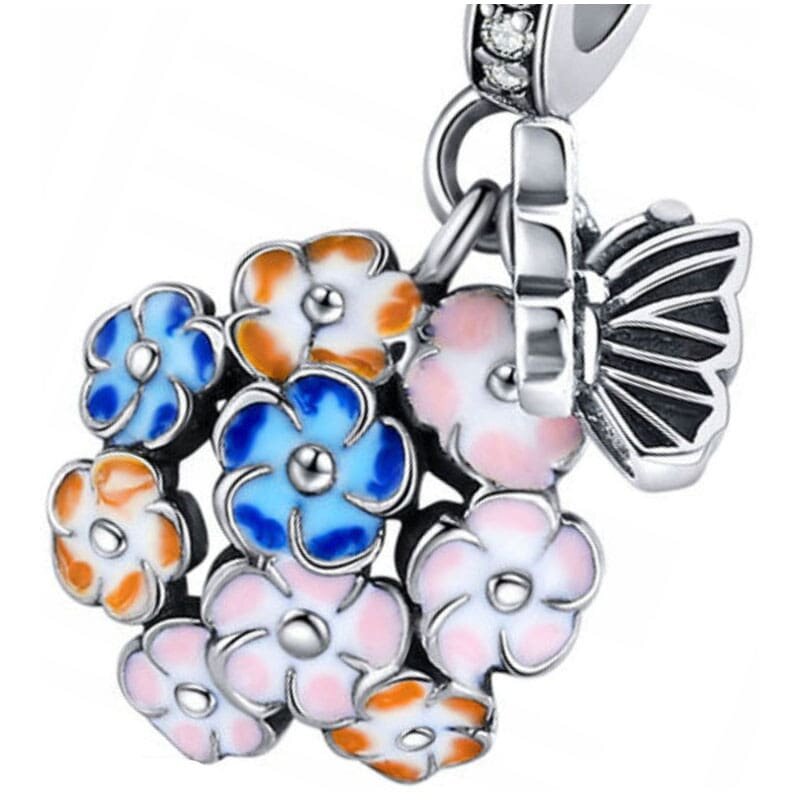 Zawieszka charms w kształcie kwiatów, wykonana z srebra 925, z kolorowymi emaliowanymi płatkami w odcieniach niebieskiego, pomarańczowego i różowego. Elementy metalowe mają błyszczące wykończenie.