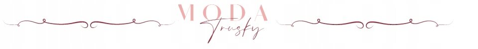 Na obrazie widoczny jest napis \'MODA Trisky\' w eleganckiej czcionce, otoczony ozdobnymi liniami po obu stronach.