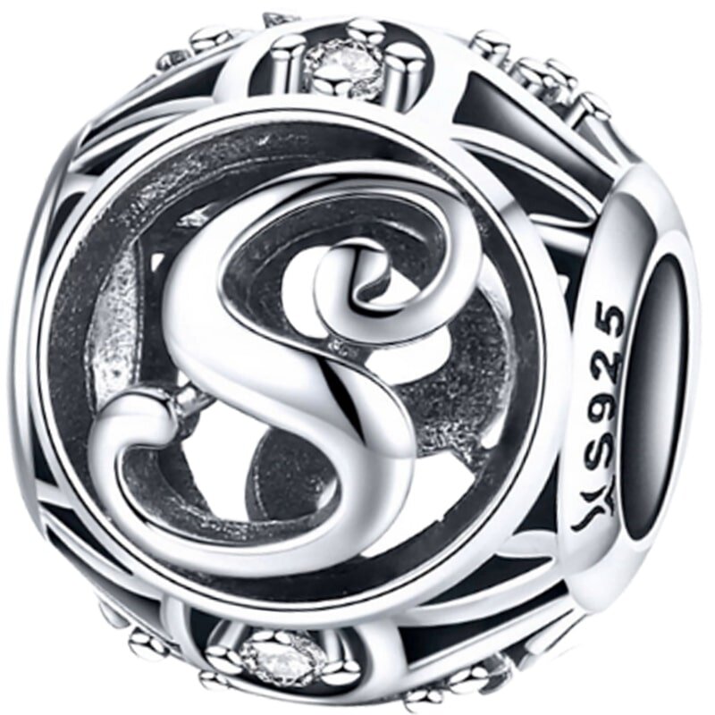 Srebrna zawieszka charms z literą \'S\' i oznaczeniem \'S925\'. Zawieszka ma ozdobne detale i błyszczące elementy.