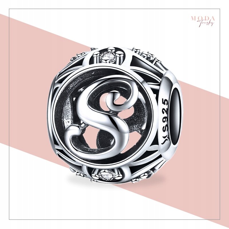 Srebrna zawieszka charms z literą \'S\' i oznaczeniem \'S925\'. W tle widoczny jest różowy pasek oraz napis \'MODA Jewelry\'.