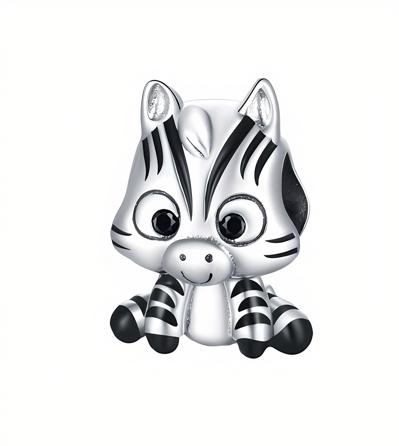 Srebrna zawieszka w kształcie małej zebry z czarnymi paskami i dużymi oczami. Zebra ma uroczy, kreskówkowy wygląd.