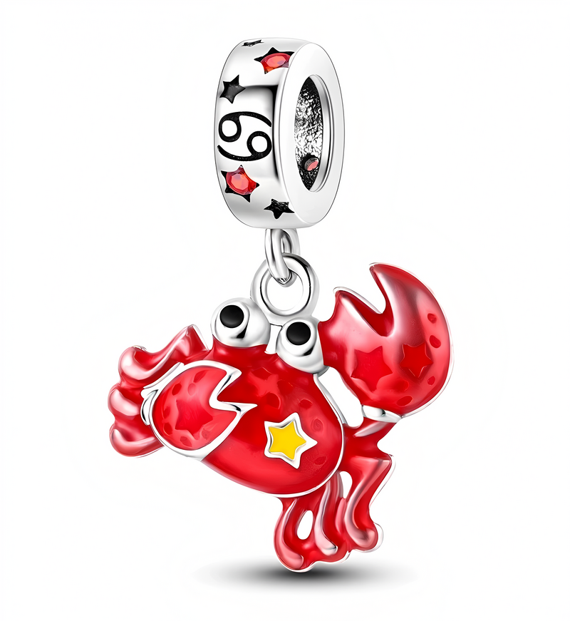 Zawieszka charms w kształcie czerwonego kraba z żółtą gwiazdką na korpusie. Pierścień zawieszki ozdobiony jest czarnymi gwiazdkami i czerwonymi kamieniami oraz symbolem zodiaku Rak.