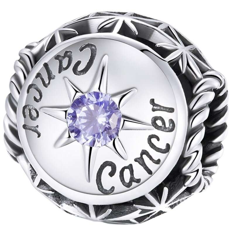Srebrny charms z napisem \'Cancer\' i fioletowym kamieniem w centrum, otoczony wzorem przypominającym gwiazdy.