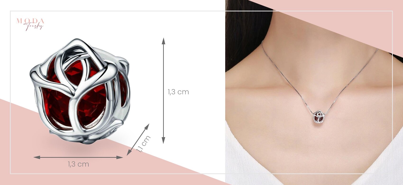 Obraz przedstawia srebrny charms w kształcie róży z czerwonym wnętrzem, o wymiarach 1,3 cm na 1,3 cm. Obok widoczna jest osoba nosząca naszyjnik z tym samym charms.
