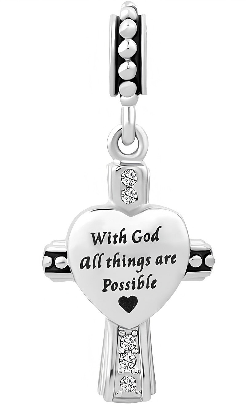 Zawieszka w kształcie krzyża z sercem, ozdobiona błyszczącymi kamieniami. Na sercu widnieje napis: \'With God All things are Possible\'.