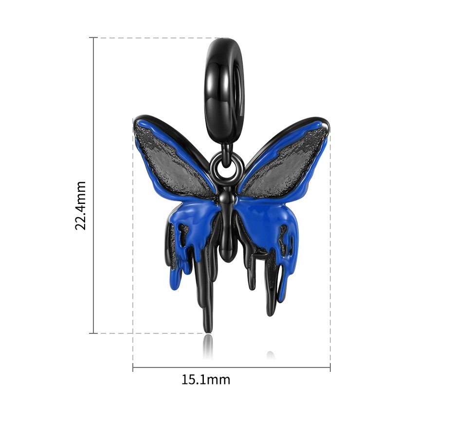 Zawieszka charms w kształcie motyla z niebieskimi i czarnymi elementami, wykonana ze srebra. Wymiary to 22.4 mm wysokości i 15.1 mm szerokości.