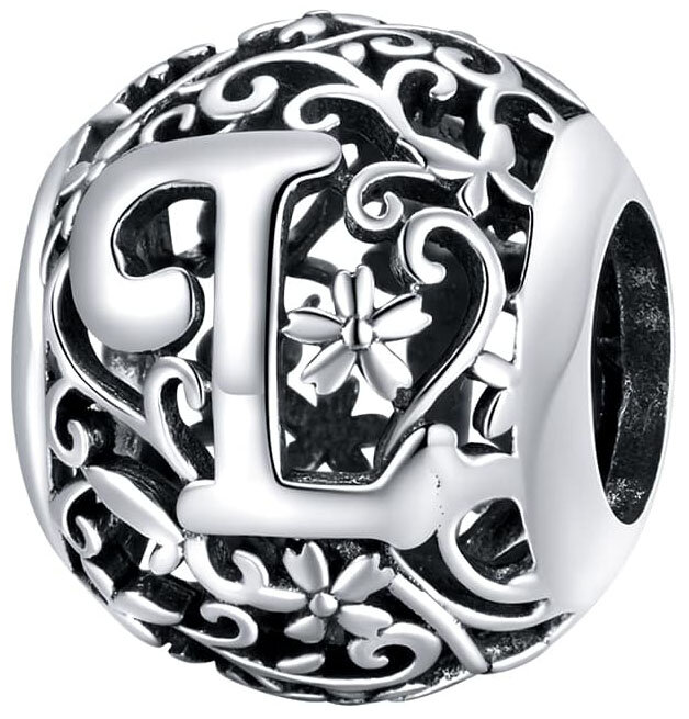Srebrna zawieszka charms z literą \'L\' otoczona ozdobnym, ażurowym wzorem z motywem kwiatowym. Wykonana z metalu o błyszczącej powierzchni.