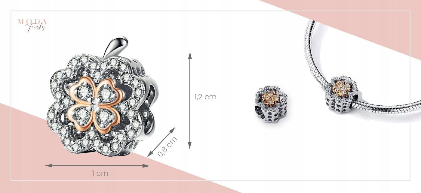 Zdjęcie przedstawia charms w kształcie koniczyny z ozdobnymi kamieniami, z wymiarami 1 cm na 0,8 cm i wysokością 1,2 cm. Obok znajduje się naszyjnik z zawieszką o podobnym wzorze.