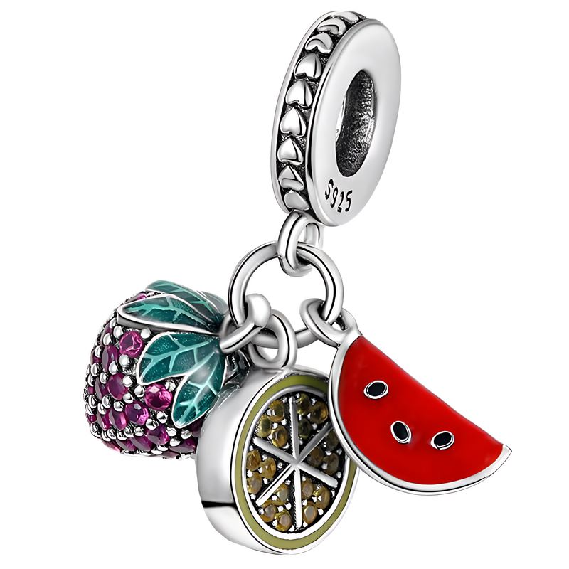 Zawieszka charms z trzema elementami w kształcie owoców: truskawki z zielonymi liśćmi, plasterka cytryny oraz kawałka arbuza. Na metalowym uchwycie widoczny jest napis \'S925\'.