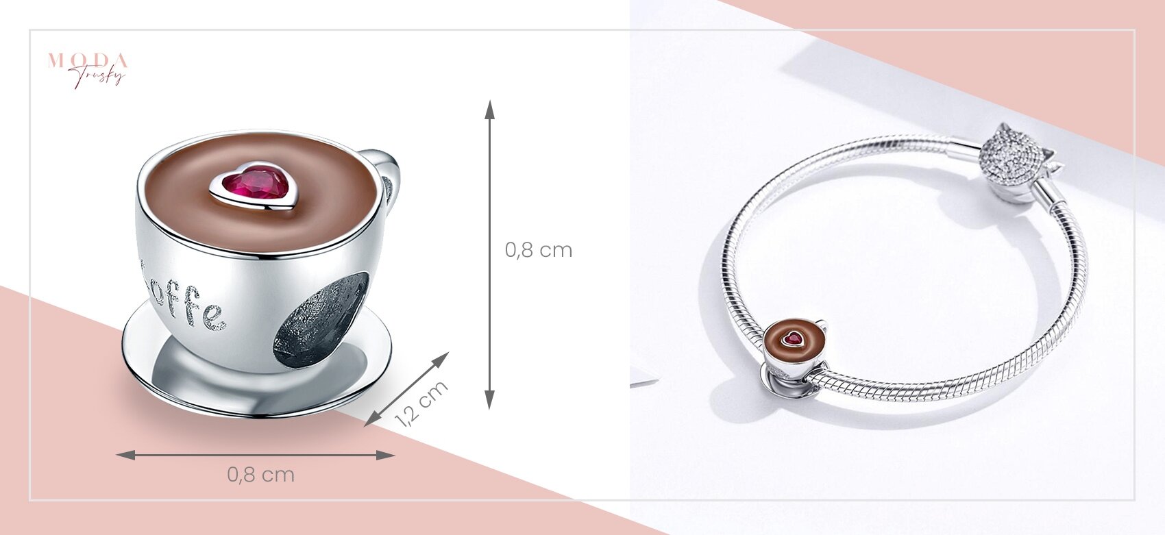 Obraz przedstawia srebrną zawieszkę w kształcie filiżanki kawy z czerwonym sercem na wierzchu, z napisem \'coffee\' i wymiarami 0,8 cm na 1,2 cm. Obok znajduje się bransoletka z zamocowaną zawieszką w kształcie filiżanki.