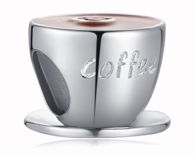 Srebrna zawieszka w kształcie filiżanki z napisem \'Coffee\'. Wnętrze filiżanki ma brązowy kolor, przypominający kawę.