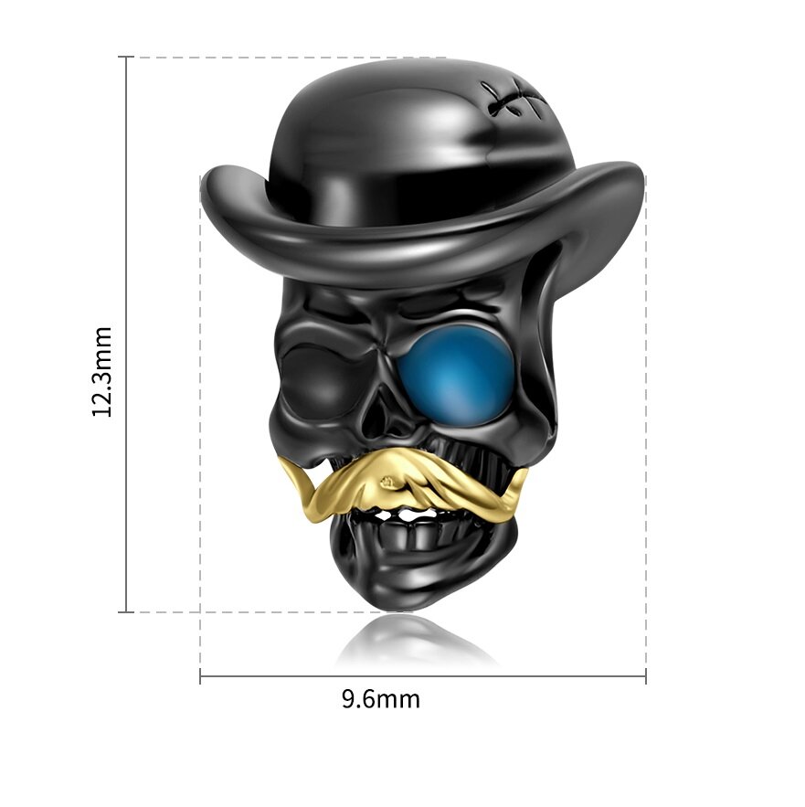 Zawieszka w kształcie czaszki z czarnym kapeluszem, niebieskim okiem i złotym wąsem. Wymiary to 12.3 mm wysokości i 9.6 mm szerokości.