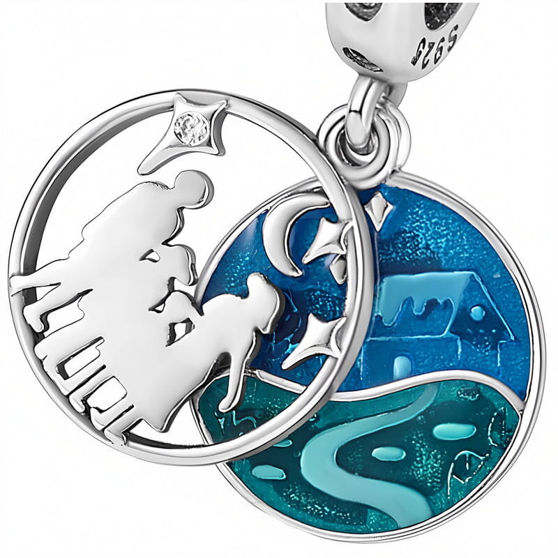 Srebrna zawieszka charms z motywem rodziny i psa na tle niebieskiego krajobrazu z domem, księżycem i gwiazdami. Widoczny jest także napis \'S925\' na uchwycie.
