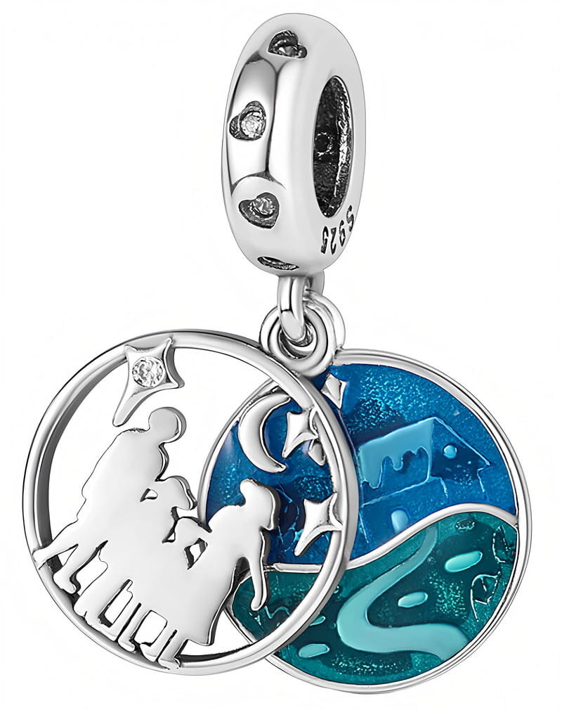 Zawieszka charms z motywem rodziny, przedstawiająca sylwetki trzech osób w okręgu z gwiazdą. W tle widoczny jest niebieski krajobraz z księżycem i gwiazdami.